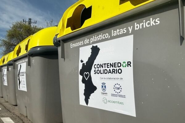 Contenedores donados por ayuntamientos madrileños a localidades valencianas afectadas por la DANA de octubre de 2024