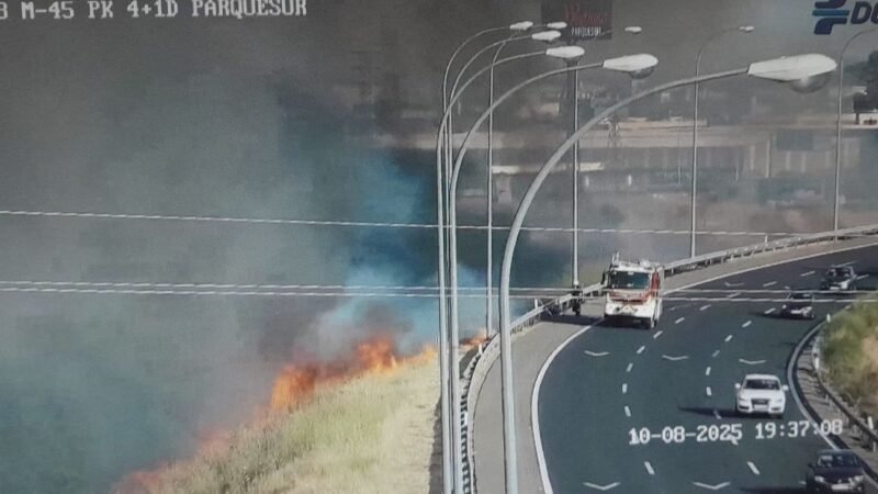 Incendio de vegetación en la M-45 entre Leganés y Getafe: precaución a los conductores.