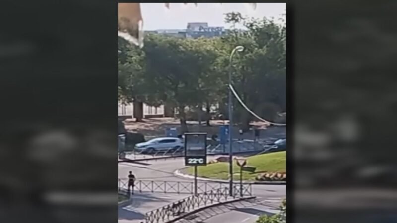 Intento de atropello a jóvenes en Leganés por conductor que invade la acera.