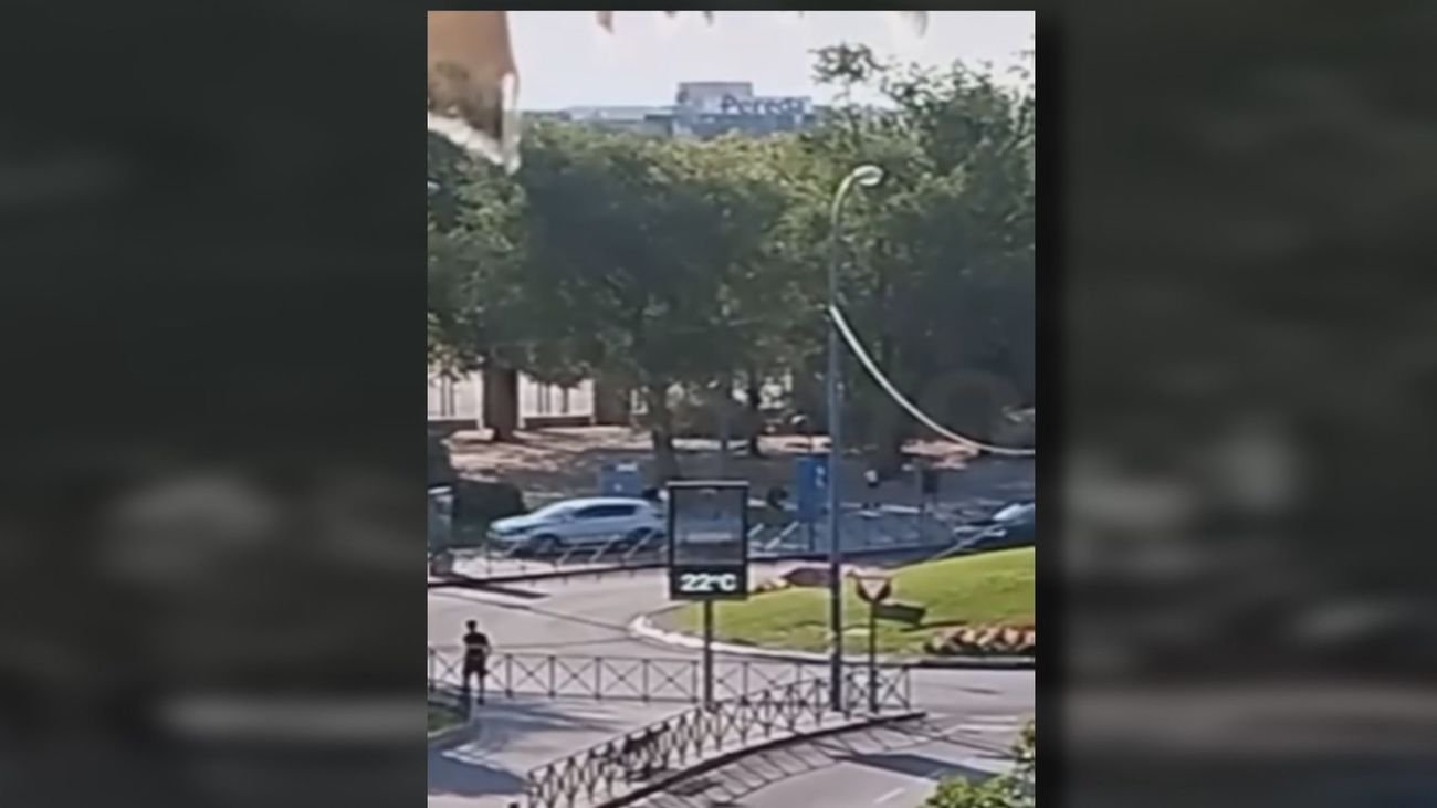 Intento de atropello a jóvenes en Leganés por conductor que invade la acera.