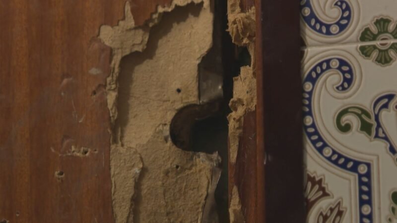 Vecinos de Leganés piden medidas contra edificio okupado en la calle Cáceres. Residentes del barrio Vereda de los Estudiantes exigen solución urgente a problemas de convivencia. Alcalde reclama cambio legislativo para proteger a propietarios.