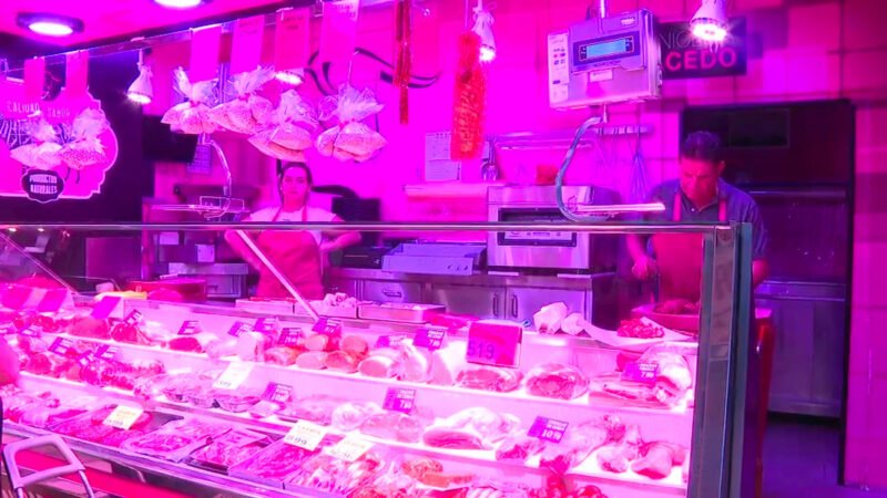 El mercado de Zarzaquemada en Leganés cumple 50 años con todos sus puestos activos.