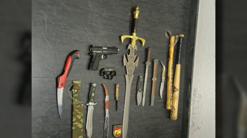 Hombre con problemas psiquiátricos se atrinchera en Leganés y lanza cuchillos a la Policía.