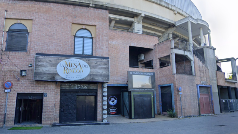 30 personas fueron detenidas y más de 500 identificadas en una macrorredada en Leganés. La mayoría de los detenidos se retuvieron por vulneración de la Ley de Extranjería y algunos por reclamaciones judiciales. Muchos de los identificados contaban con antecedentes policiales. Además, se levantaron actas por tenencia de drogas y de la Inspección de Trabajo. Se encontraron menores en las salas inspeccionadas y se incautaron bolsas de marihuana y cocaína rosa. La operación contó con la participación de siete furgones de las Unidades de Intervención Policial, unos 40 antidisturbios del Puma-30, un vehículo de la Unidad Canina, del Grupo Operativo de Reacción y un equipo de la Brigada de Extranjería. El delegado del Gobierno en Madrid, Francisco Martín, destacó la importancia de este dispositivo policial.