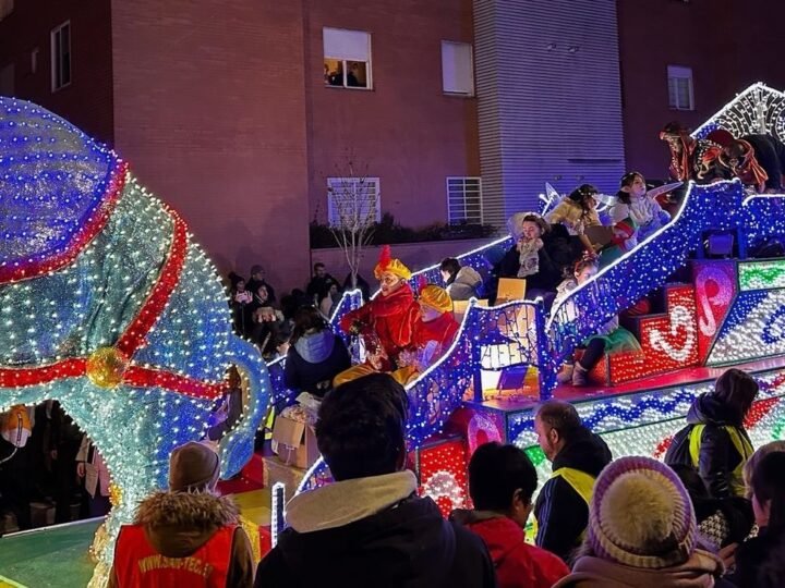 Detalles y sorpresas de la cabalgata de Reyes de Leganés con 44 carrozas y el Tren Navideño. Nuevas entidades, Legamigos, bomberos, gigantes y cabezudos, y caramelos sin gluten para los niños. Presencia de empresas locales y asociaciones en las carrozas. Agenda de los Reyes Magos en Leganés e itinerario de la cabalgata. Aparición en la Plaza Mayor y videomapping antes de dirigirse al balcón.
