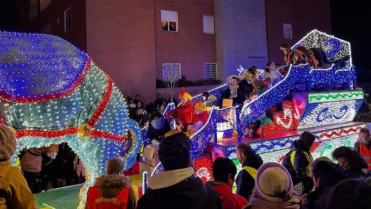 Detalles y sorpresas de la cabalgata de Reyes de Leganés con 44 carrozas y el Tren Navideño. Nuevas entidades, Legamigos, bomberos, gigantes y cabezudos, y caramelos sin gluten para los niños. Presencia de empresas locales y asociaciones en las carrozas. Agenda de los Reyes Magos en Leganés e itinerario de la cabalgata. Aparición en la Plaza Mayor y videomapping antes de dirigirse al balcón.