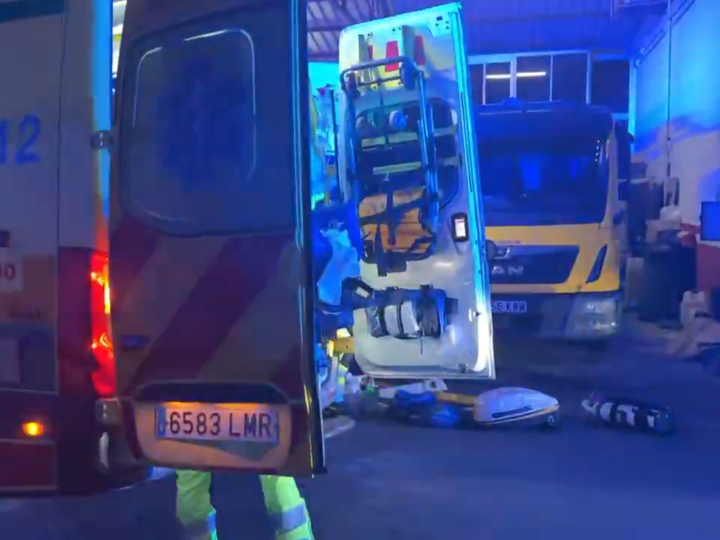 Trabajador en estado crítico tras caerle un coche desde elevador en taller de Leganés.