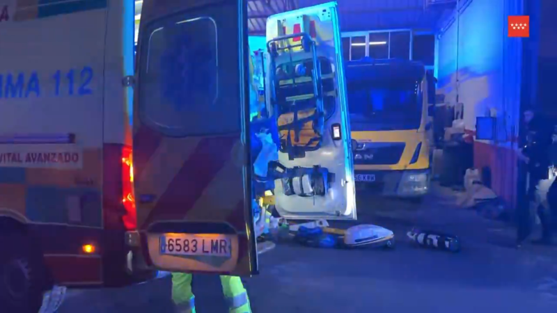 Trabajador en estado crítico tras caerle un coche desde elevador en taller de Leganés.