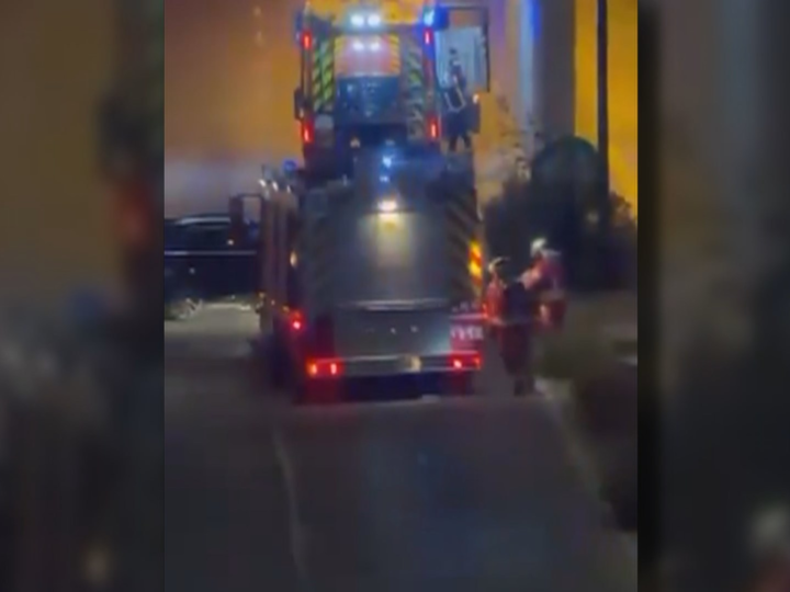 Coche cae más de cuatro metros en una rotonda y acaba dentro de un túnel en Leganés sin heridos