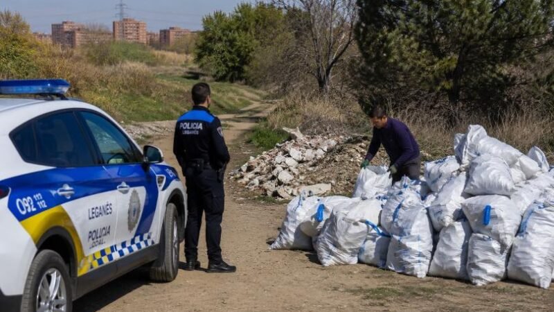 Hombre en Leganés obligado a recoger y llevarse 100 sacos de escombros que había tirado.