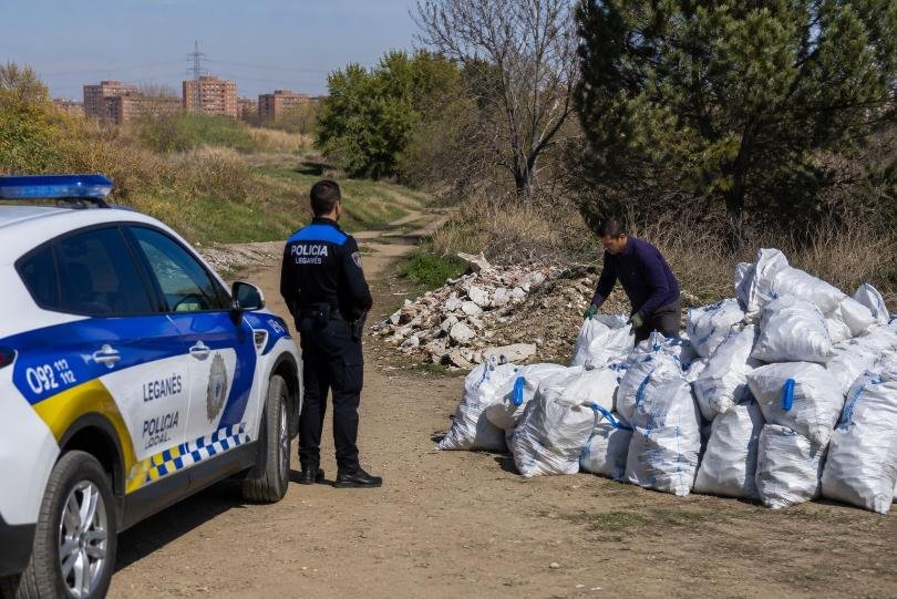 Hombre en Leganés obligado a recoger y llevarse 100 sacos de escombros que había tirado.
