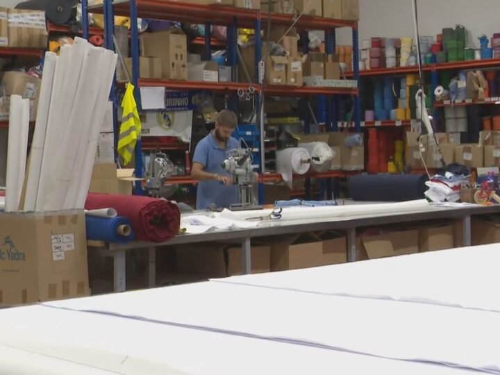 Leganés se prepara para la vuelta al cole con la fabricación de 400.000 uniformes escolares