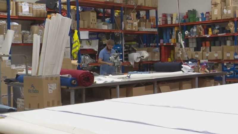 Leganés se prepara para la vuelta al cole con la fabricación de 400.000 uniformes escolares