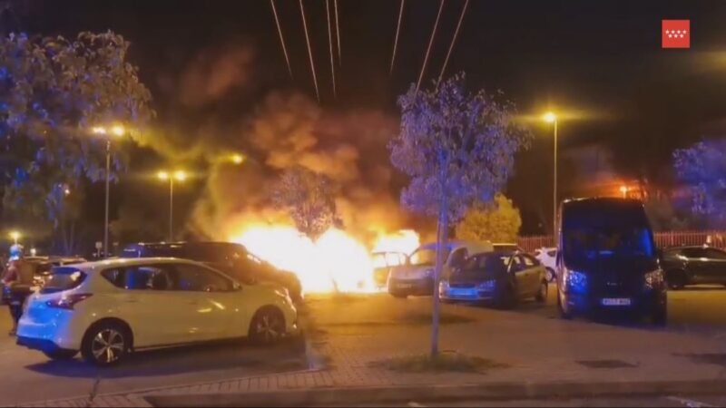 Incendio en aparcamiento de Leganés consume cinco vehículos y causa alarma entre vecinos